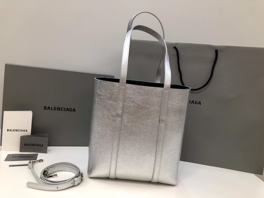 B. everyday tote item:B-B00A2427